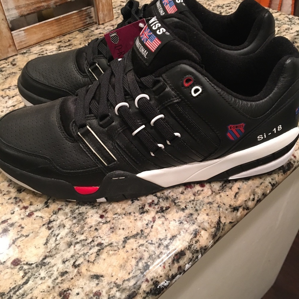 Men’s tennis shoes